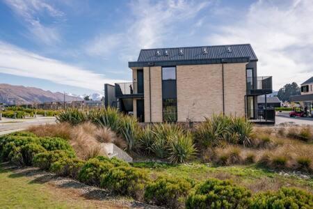 Alps Serenity Retreat - Wanaka Bagian luar foto